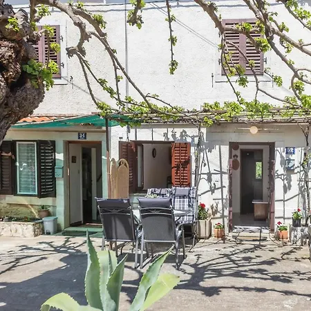 1 Bedroom Stunning In Holiday home Funtana